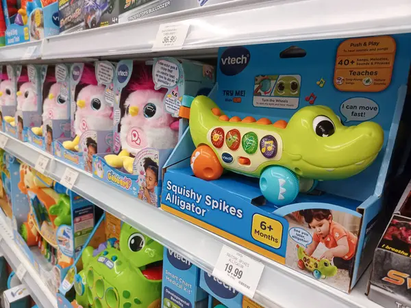 Toronto, On, Kanada - 27 Kasım 2024 Oyuncaklar R Us mağazasındaki oyuncaklarla birlikte raflara bakın.