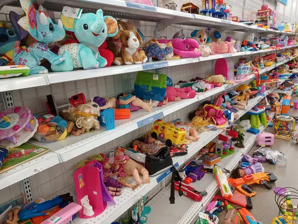 Toronto, On, Kanada - 27 Kasım 2024: Value Village ikinci el mağazasındaki oyuncak bölümüne bakın