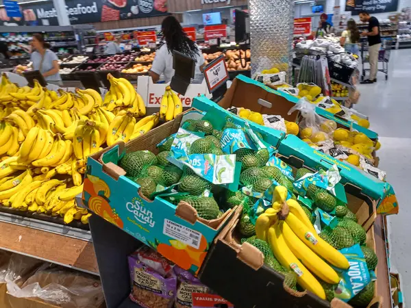 Toronto, On, Kanada - 29 Kasım 2024: Walmart süpermarketindeki üretim departmanına bakın.