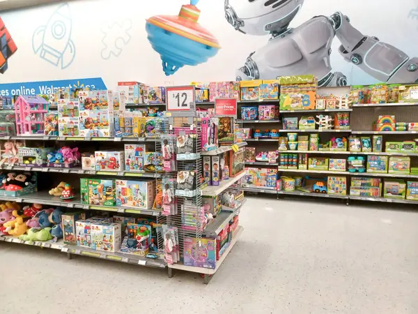 Toronto, On, Kanada - 4 Kasım 2024: Walmart süpermarketindeki oyuncaklarla raflara bakın.