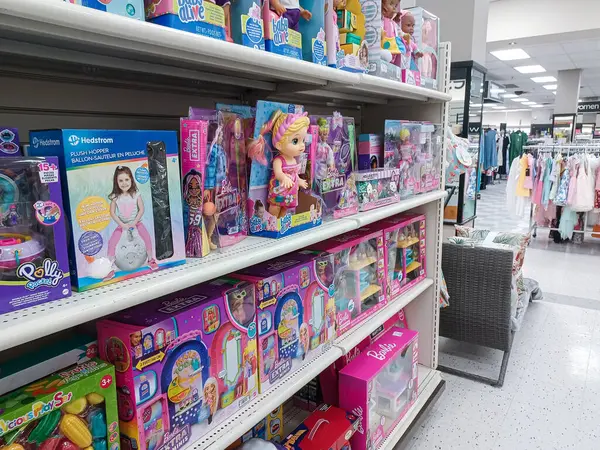 Toronto, On, Kanada - 11 Ocak 2024: Kazananlar perakende mağazasının raflarına bakın