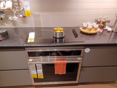 Toronto, On, Kanada - 21 Ağustos 2024: Büyük Amerikan mağazası satış döneminde farklı mobilyalar öneriyor.