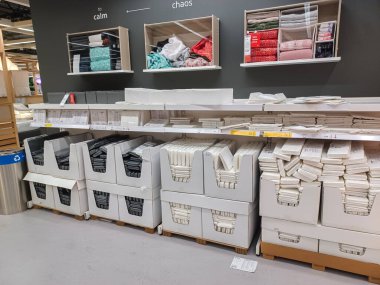 Toronto, On, Kanada - 21 Ağustos 2024: Ikea satış bölgesinde mobilya ve ev aksesuarları sunulmaktadır.