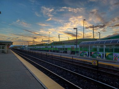 Etobikola, ON, Kanada 20 Ekim 2024: Oakville Go tren istasyonu manzarası.