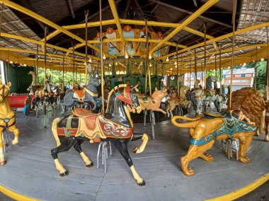 Toronto, ON, Kanada 08 Ağustos 2024: Renkli hayvan figürlü klasik bir atlıkarınca Centre Island 'daki Centerville Lunaparkı' nda biniciler için hazır bekliyor..