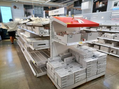 Toronto, On, Kanada - 21 Kasım 2024: Ikea satış bölgesinde mobilya ve ev aksesuarları sunulmaktadır.