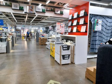 Toronto, On, Kanada - 21 Kasım 2024: Ikea satış bölgesinde mobilya ve ev aksesuarları sunulmaktadır.