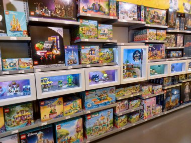 Toronto, On, Kanada - 30 Kasım 2024: LEGO mağazasının iç görünümü.