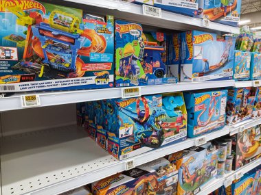 Toronto, On, Kanada - 23 Kasım 2024: Superstore 'daki oyuncakçıya bakın.