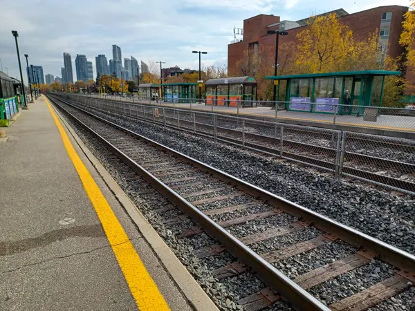 Etobikola, ON, Kanada 20 Ekim 2024: Mimico Go tren istasyonunun görüntüsü.