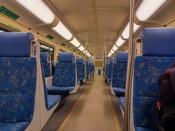 Toronto, ON, Kanada - 19 Mart 2025: Go tren vagonunun iç görünümü
