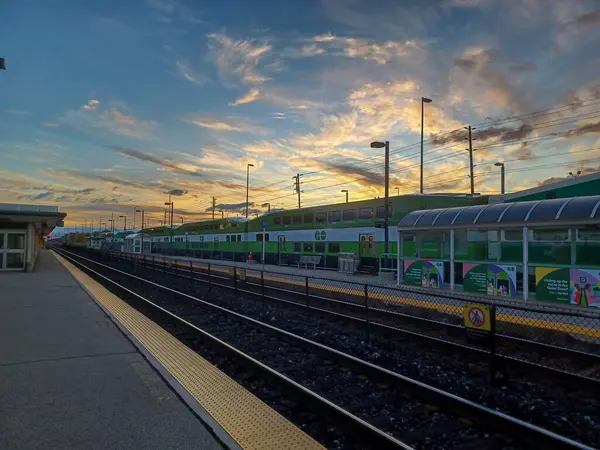 Etobikola, ON, Kanada 20 Ekim 2024: Oakville Go tren istasyonu manzarası.
