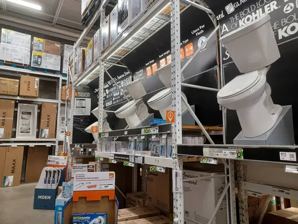 Toronto, On, Kanada - 21 Aralık 2024: Home Depot 'taki rafların ve rafların görüntüsü.
