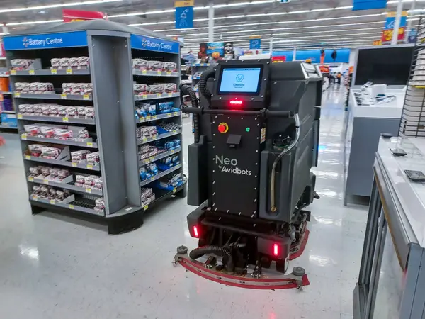 Toronto, On, Kanada - 9 Eylül 2024: Büyük bir robot elektrik süpürgesi bir mağazanın satış bölgesinde hareket ediyor.