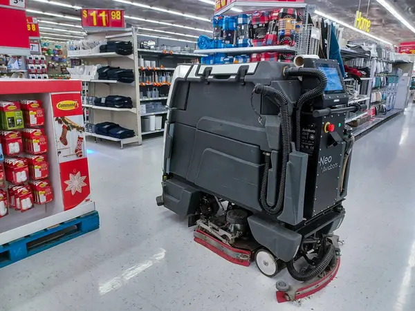 Toronto, On, Kanada - 9 Eylül 2024: Büyük bir robot elektrik süpürgesi bir mağazanın satış bölgesinde hareket ediyor.