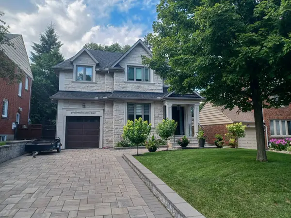 Toronto, ON, Kanada - 23 Mayıs 2024: Toronto Büyük Bölgesi 'nde yeni bir ev