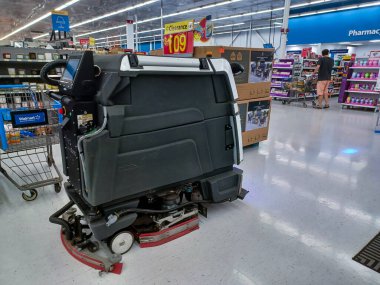 Toronto, On, Kanada - 9 Eylül 2024: Büyük bir robot elektrik süpürgesi bir mağazanın satış bölgesinde hareket ediyor.