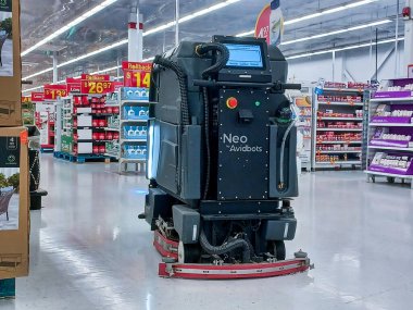 Toronto, On, Kanada - 9 Eylül 2024: Büyük bir robot elektrik süpürgesi bir mağazanın satış bölgesinde hareket ediyor.