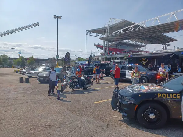 Toronto, ON, Kanada 19 Temmuz 2024: Ontario İl Polisi araçları Honda Indy etkinliği sırasında açık mavi gökyüzü altında sergileniyor..