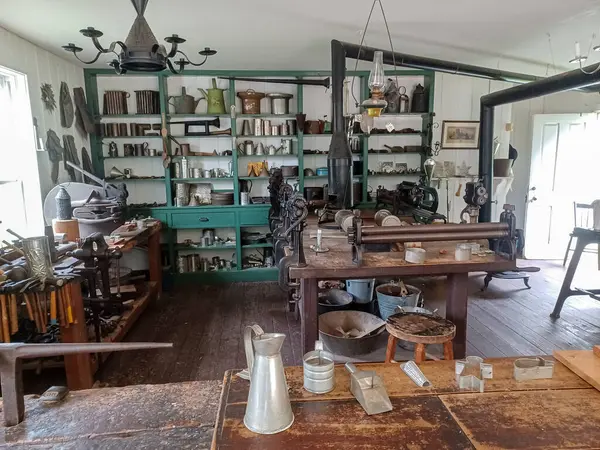 Toronto, ON, Kanada 10 Ekim 2024: Black Creek Öncü Köyü 'ndeki Tinsmith Dükkanı' nın iç mekanı.