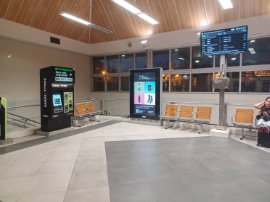 Burlington, ON, Kanada 2 Temmuz 2024: Burlington GO tren istasyonunun akşam görüntüsü.