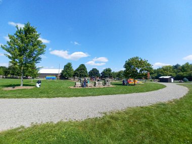 Toronto, ON, Kanada 1 Eylül 2024: Aileler piknikler ve Downey Çiftliği 'nde ağaçlar, çiçekler ve kır çiftlikleriyle çevrili güneşli bir günün tadını çıkarıyorlar..