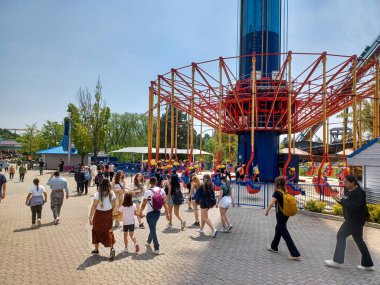 Toronto, ON, Kanada 2 Temmuz 2024: Güneşli bir günde Harikalar Diyarı Lunaparkında yürüyen insanlar.