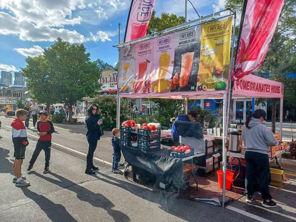 Toronto, ON, Kanada 9 Eylül 2024: İnsanlar güneşli bir öğleden sonra yemek standı, müzik ve etkinlikleriyle Kingsway Street Festivali 'nin tadını çıkarıyor..