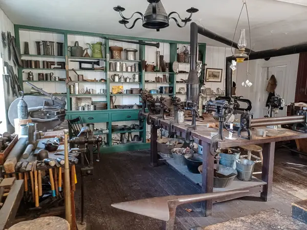 Toronto, ON, Kanada 10 Ekim 2024: Black Creek Öncü Köyü 'ndeki Tinsmith Dükkanı' nın iç mekanı.
