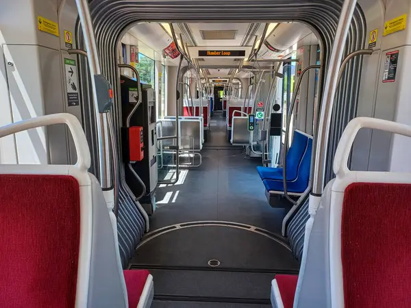 Toronto, ON, Kanada 19 Temmuz 2024: Toronto 'da modern bir tramvay kırmızı yastıklı koltukları ve temiz, iyi ışıklandırılmış iç mekanı ile neredeyse boş çalışıyor..
