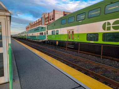Etobikola, ON, Kanada 20 Ekim 2024: Oakville Go tren istasyonu manzarası.