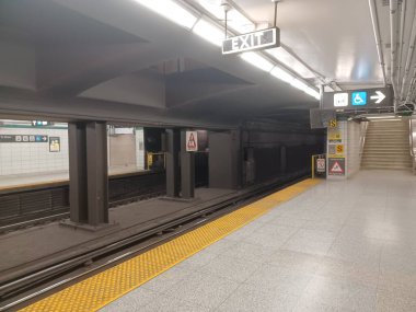 Toronto, ON, Kanada - 24 Haziran 2024: İçerideki Dundas Batı metro istasyonuna bakın