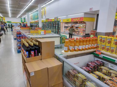 Toronto, On, Kanada - 14 Kasım 2024 Gıda Temel Marketi 'nin raflarına bakın.