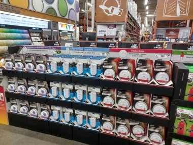 Toronto, On, Kanada - 21 Aralık 2024: Home Depot 'taki rafların ve rafların görüntüsü.