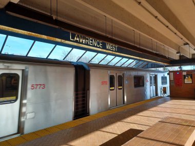 Toronto, ON, Kanada - 30 Kasım 2024: Lawrence batı metro istasyonunda (Yeşil Hat) görüntüle