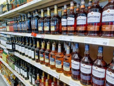 Toronto, On, Kanada - 30 Kasım 2024: LCBO alkol mağazasının iç görünümü