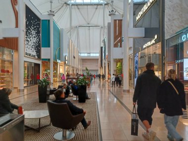 Toronto, On, Kanada - 21 Kasım 2024: Toronto Alışveriş Merkezinde İçeriden Bakış.