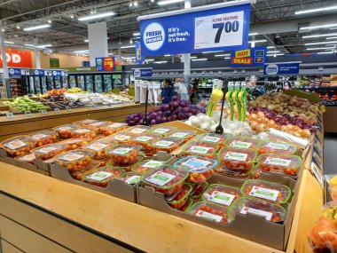 Toronto, On, Kanada - 23 Kasım 2024: Superstore 'daki üretim departmanına bakın.