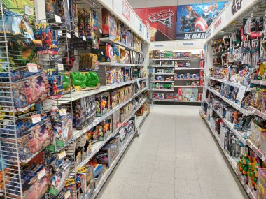 Toronto, On, Kanada - 27 Kasım 2024 Oyuncaklar R Us mağazasındaki oyuncaklarla birlikte raflara bakın.