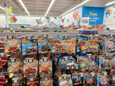 Toronto, On, Kanada - 4 Kasım 2024: Walmart süpermarketindeki oyuncaklarla raflara bakın.