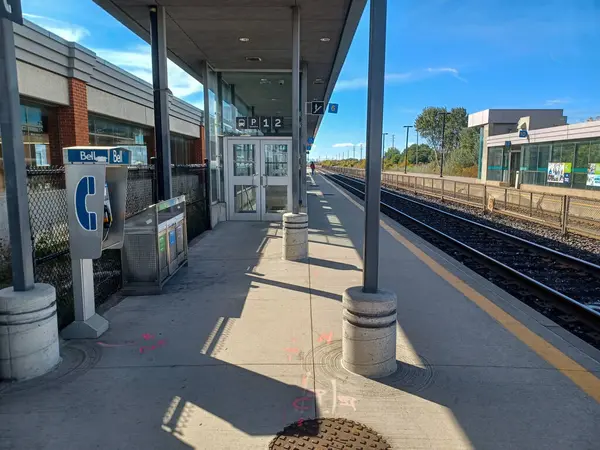 Burlington, ON, Kanada 2 Ağustos 2024: Bronte GO tren istasyonunun görüntüsü.