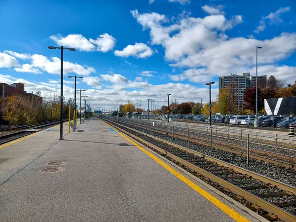 Etobikola, ON, Kanada 20 Ekim 2024: Mimico Go tren istasyonunun görüntüsü.
