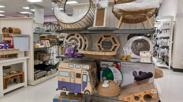 Toronto, On, Kanada - 20 Aralık 2024: Ev mobilyası ve ev eşyalarıyla raf manzarası.