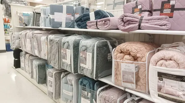 Toronto, On, Kanada - 20 Aralık 2024: Ev mobilyası ve ev eşyalarıyla raf manzarası.