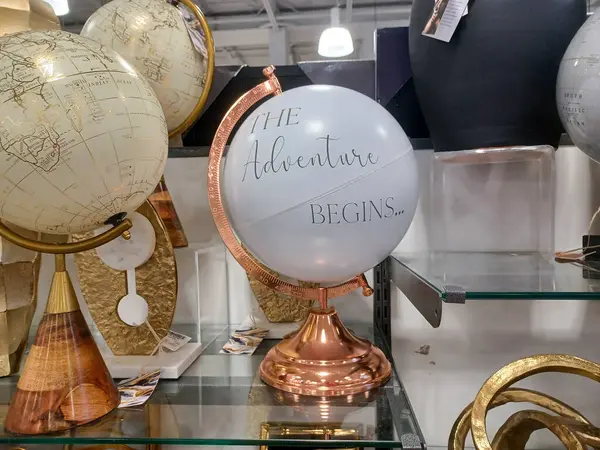 Toronto, On, Kanada - 20 Aralık 2024: Ev mobilyası ve ev eşyalarıyla raf manzarası.