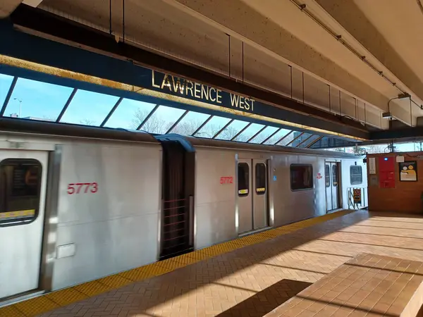 Toronto, ON, Kanada - 30 Kasım 2024: Lawrence batı metro istasyonunda (Yeşil Hat) görüntüle
