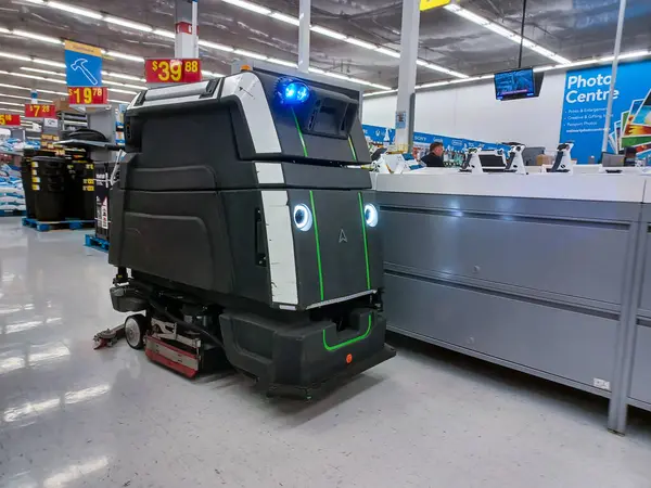 Toronto, On, Kanada - 9 Eylül 2024: Büyük bir robot elektrik süpürgesi bir mağazanın satış bölgesinde hareket ediyor.