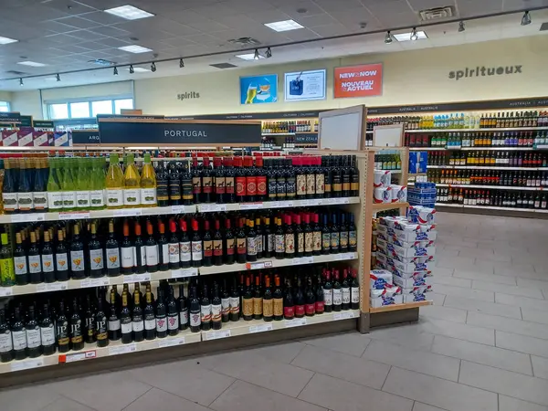 Toronto, On, Kanada - 30 Kasım 2024: LCBO alkol mağazasının iç görünümü