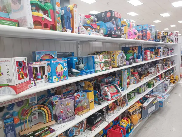 Toronto, On, Kanada - 28 Kasım 2024: Marshalls American alışveriş merkezindeki kıyafet koleksiyonu.