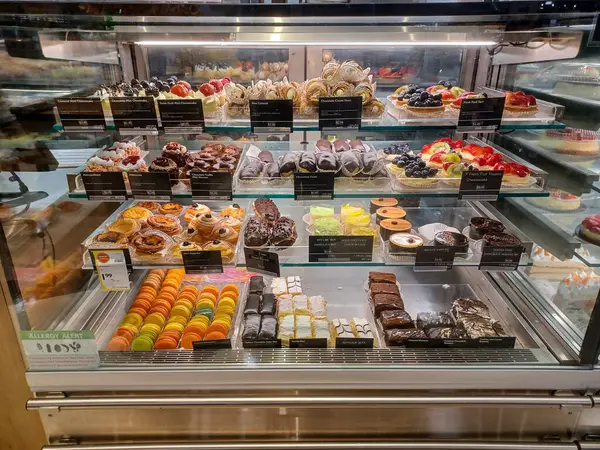 Toronto, On, Kanada - 28 Kasım 2024: Kanada 'daki pastanede.